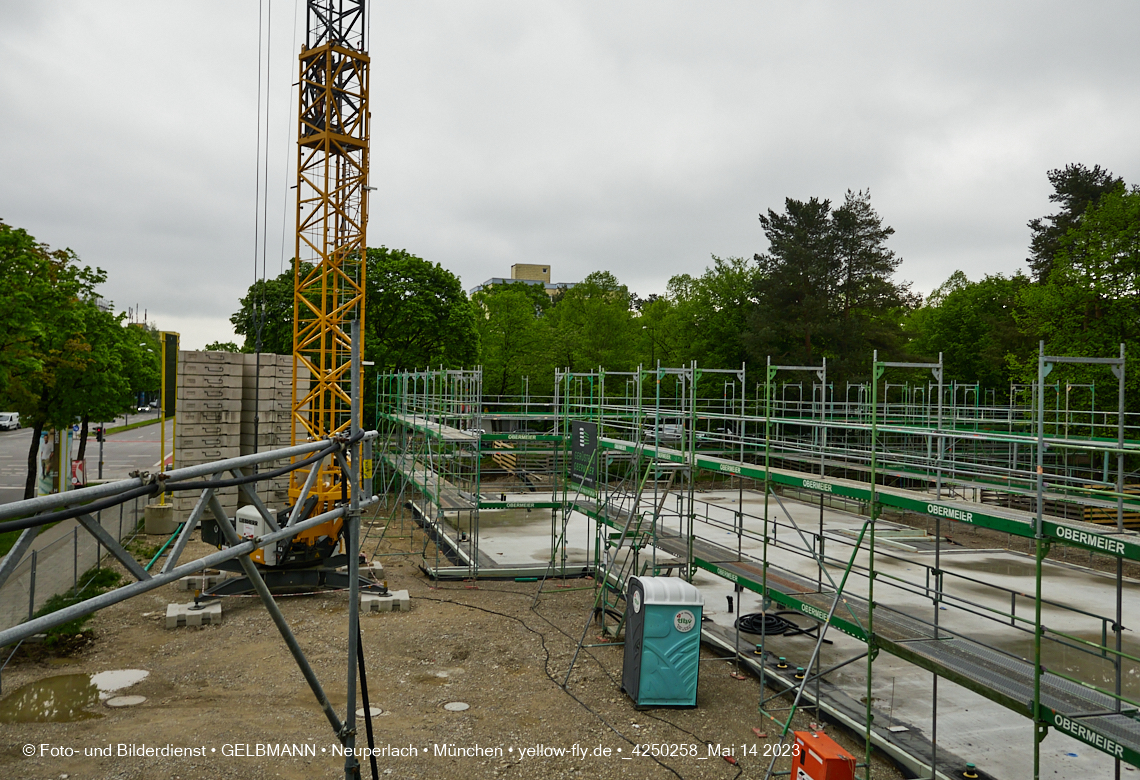 14.05.2023 - Ein Kran für die Baustelle Haus für Kinder in Neuperlach